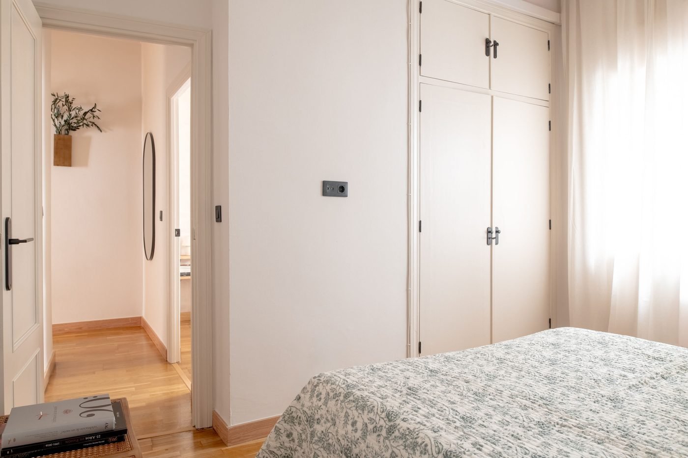 Dormitorio con armario empotrado lacado y vista al pasillo