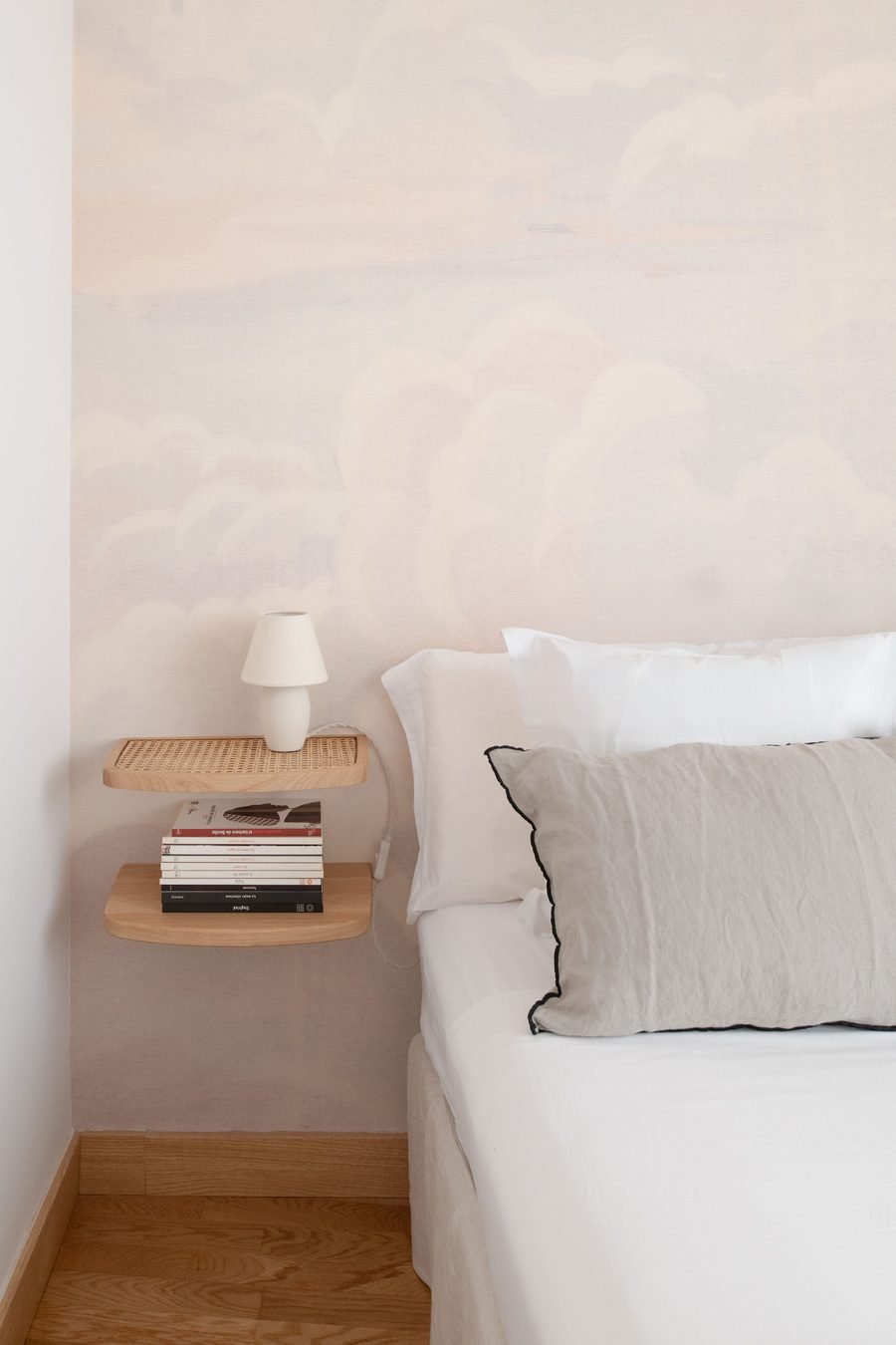 Mesilla volada de rejilla con una lámpara pequeña, sobre el mural de nubes